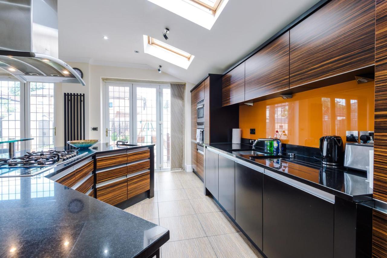 Luxurious Suburban 6 Bedroom 3 Bathroom Home Vakantiehuis Manchester