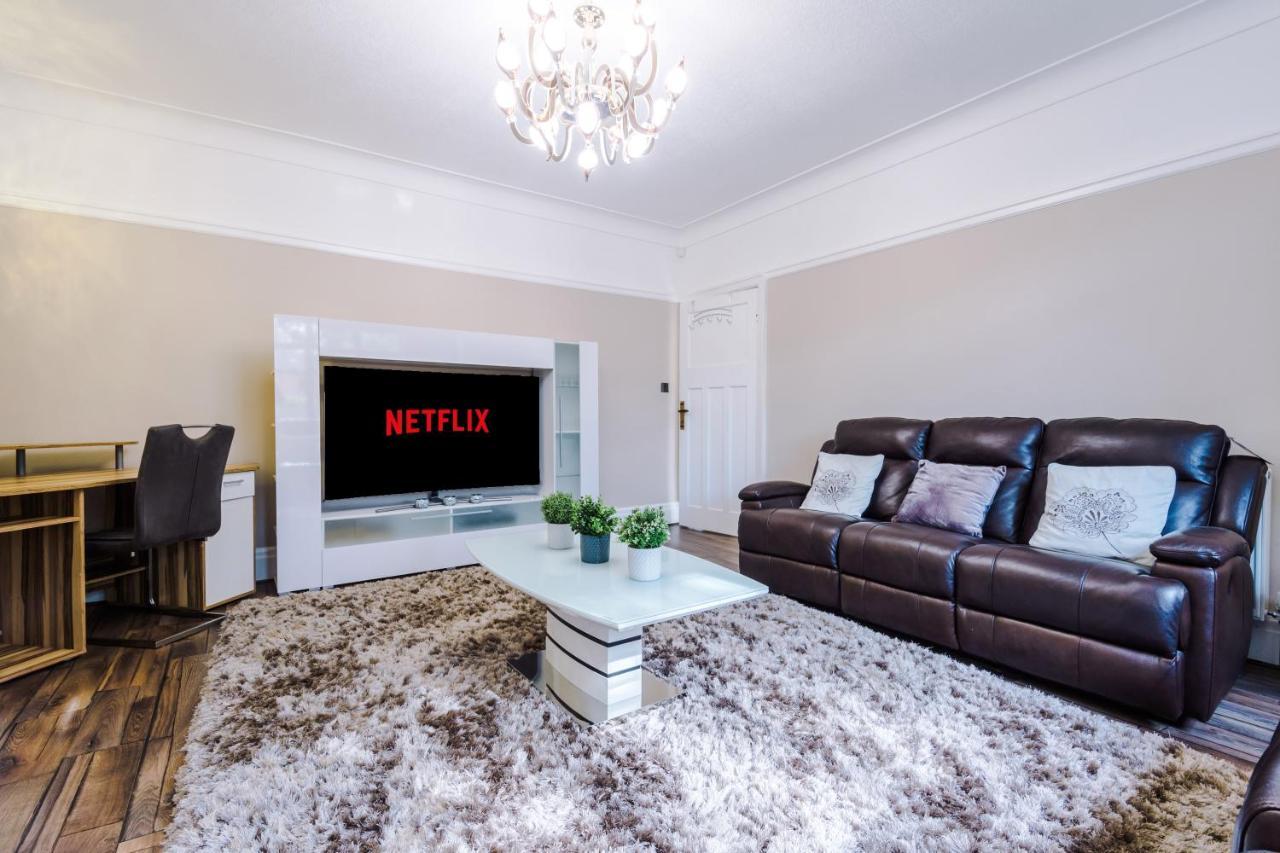 Vakantiehuis Luxurious Suburban 6 Bedroom 3 Bathroom Home *
