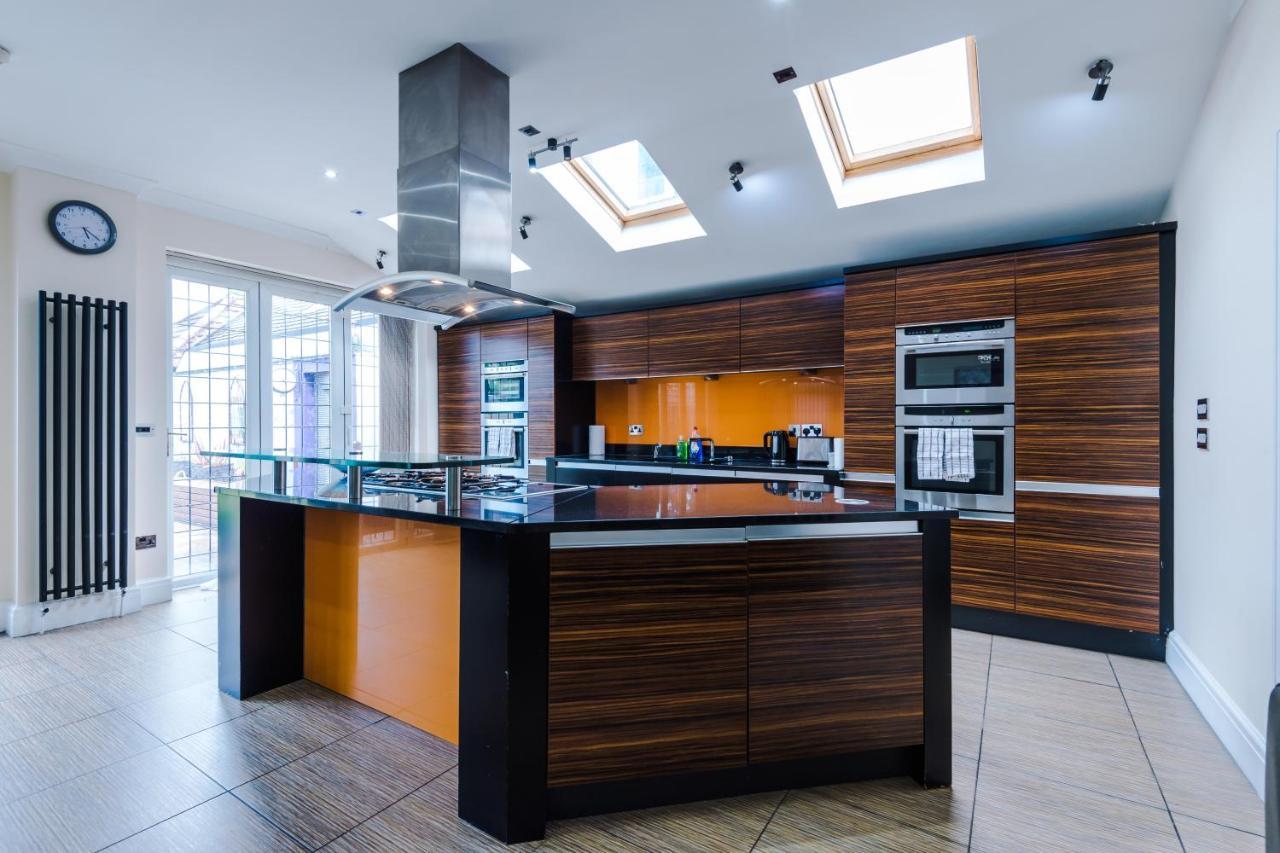 Luxurious Suburban 6 Bedroom 3 Bathroom Home * Manchester