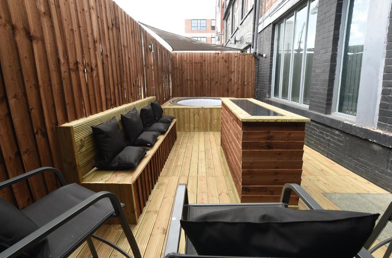 Slps 14 Hot Tub, Bar&outdoor Terrace Manchester