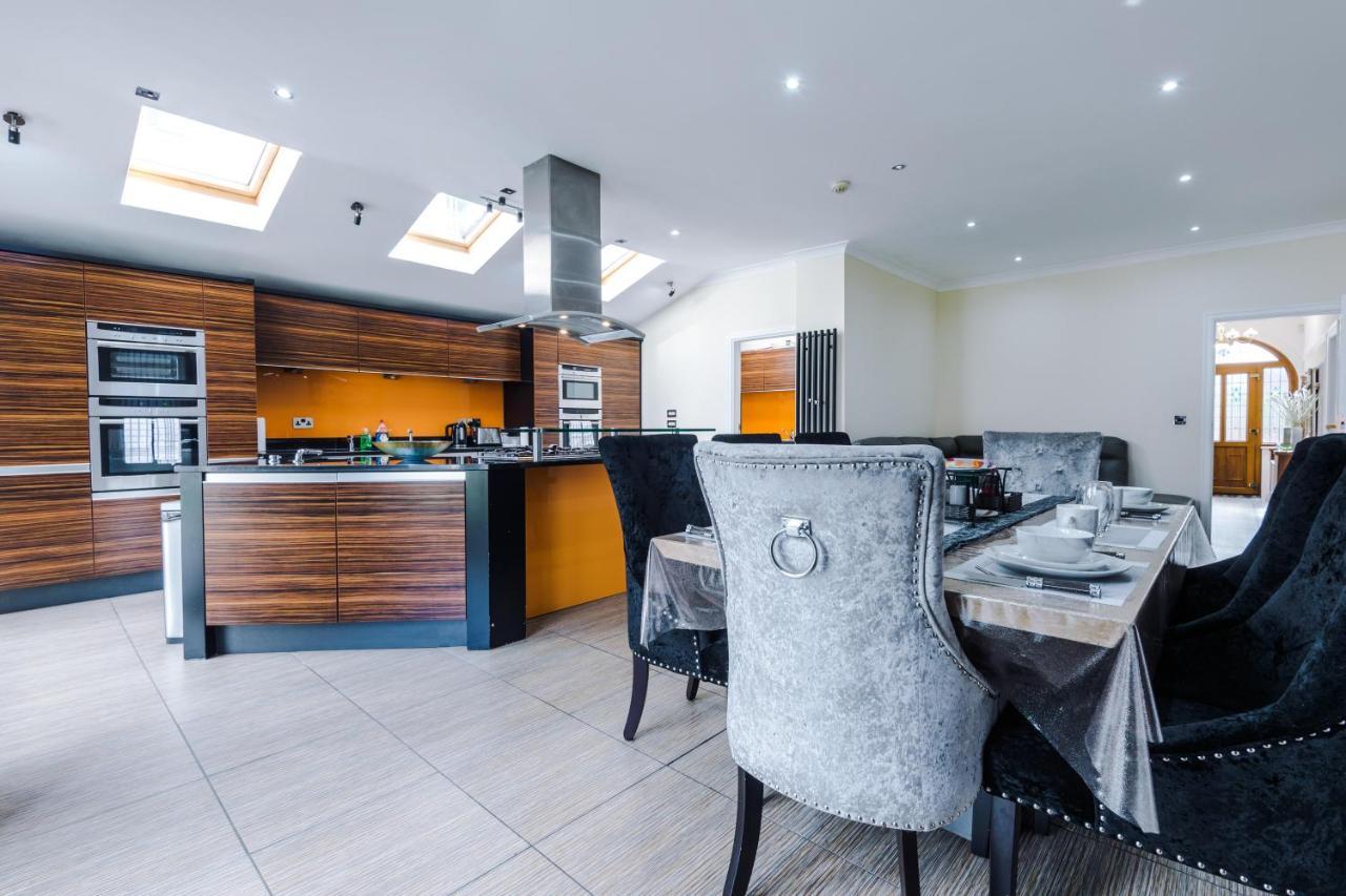 Luxurious Suburban 6 Bedroom 3 Bathroom Home Manchester