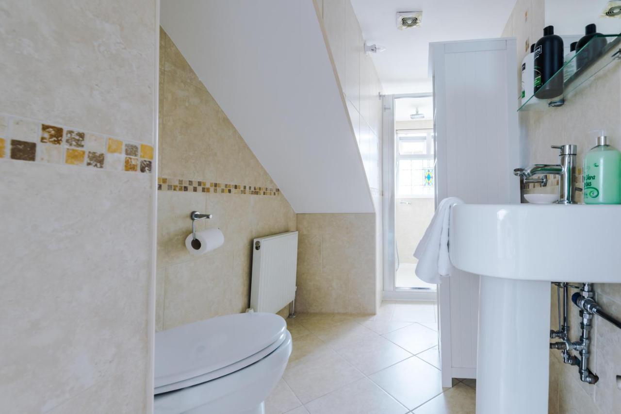 Luxurious Suburban 6 Bedroom 3 Bathroom Home Manchester