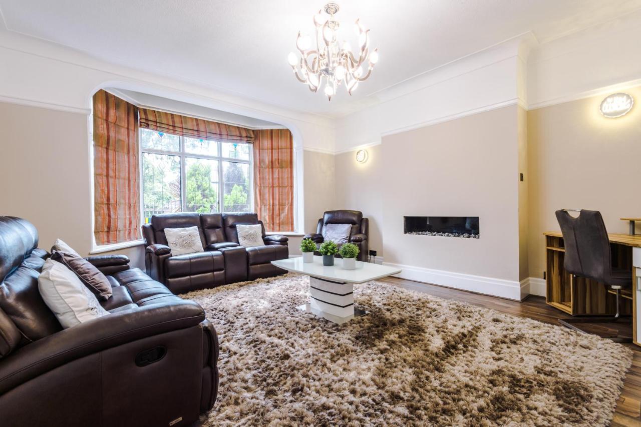 Vakantiehuis Luxurious Suburban 6 Bedroom 3 Bathroom Home *