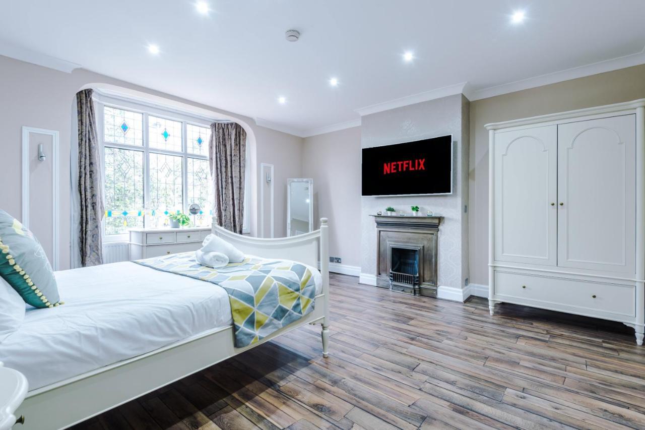 Luxurious Suburban 6 Bedroom 3 Bathroom Home * Manchester