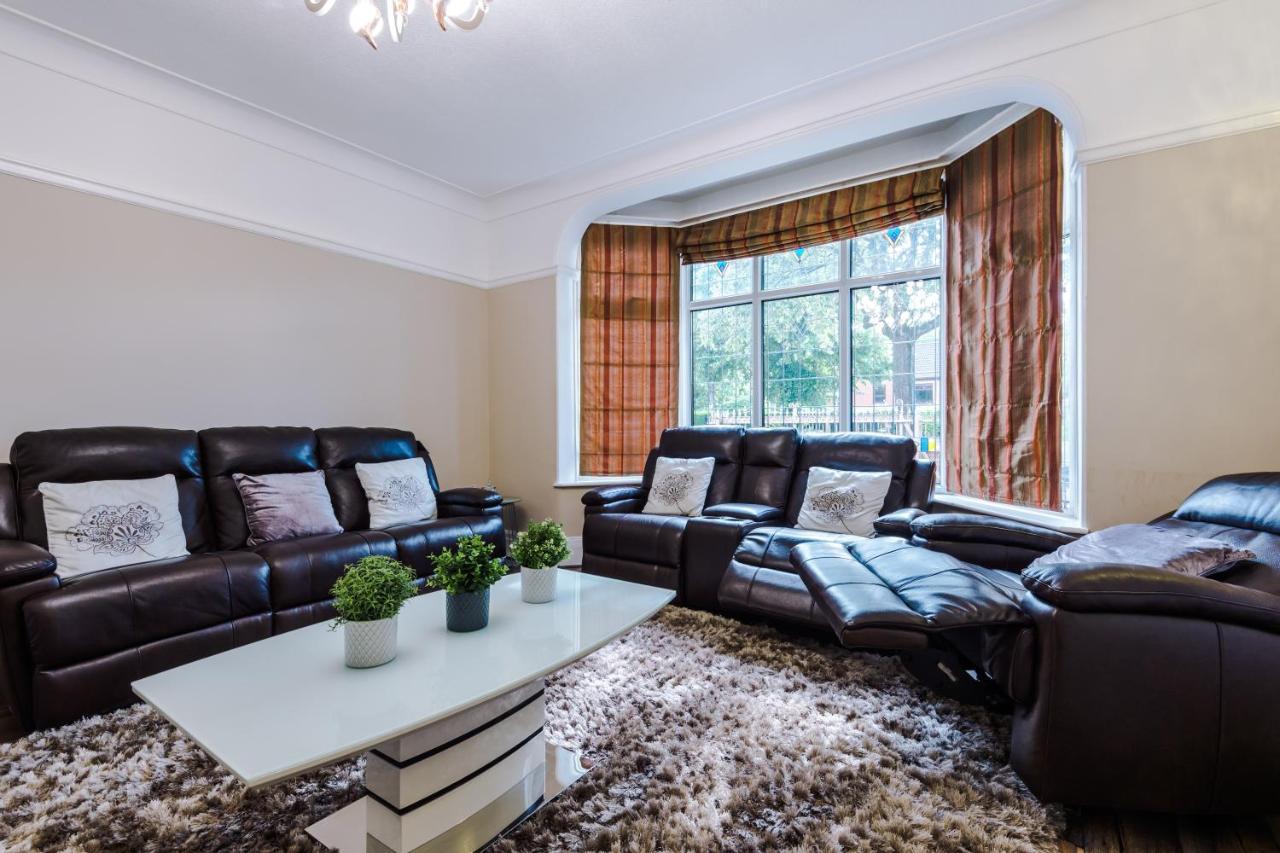 Luxurious Suburban 6 Bedroom 3 Bathroom Home Vakantiehuis *