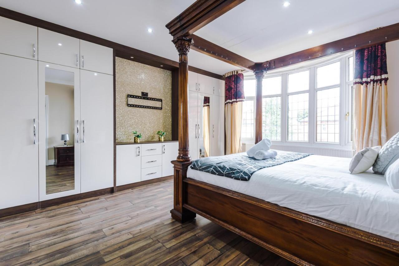 Luxurious Suburban 6 Bedroom 3 Bathroom Home Holiday home Manchester