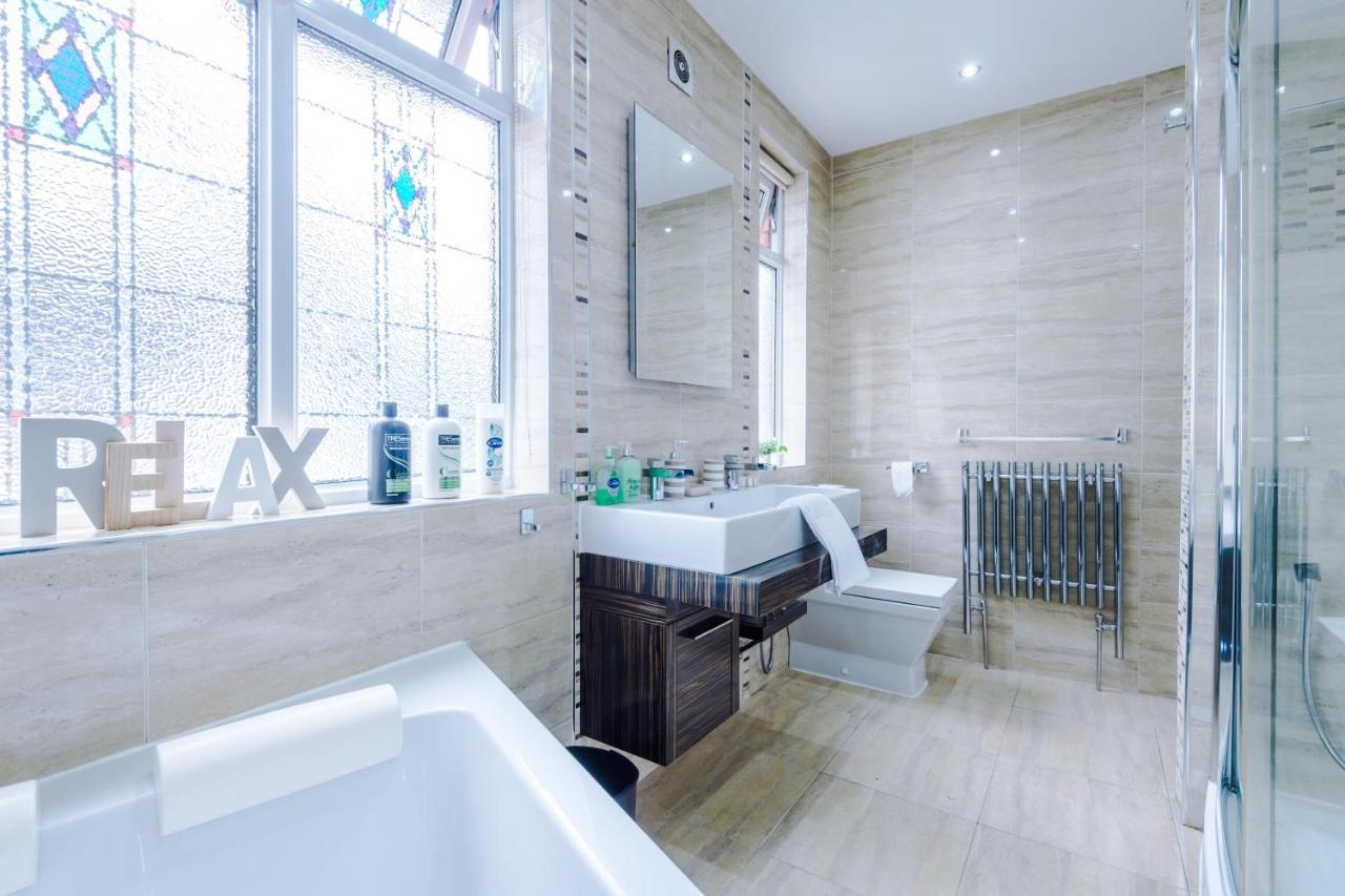 Vakantiehuis Luxurious Suburban 6 Bedroom 3 Bathroom Home Manchester