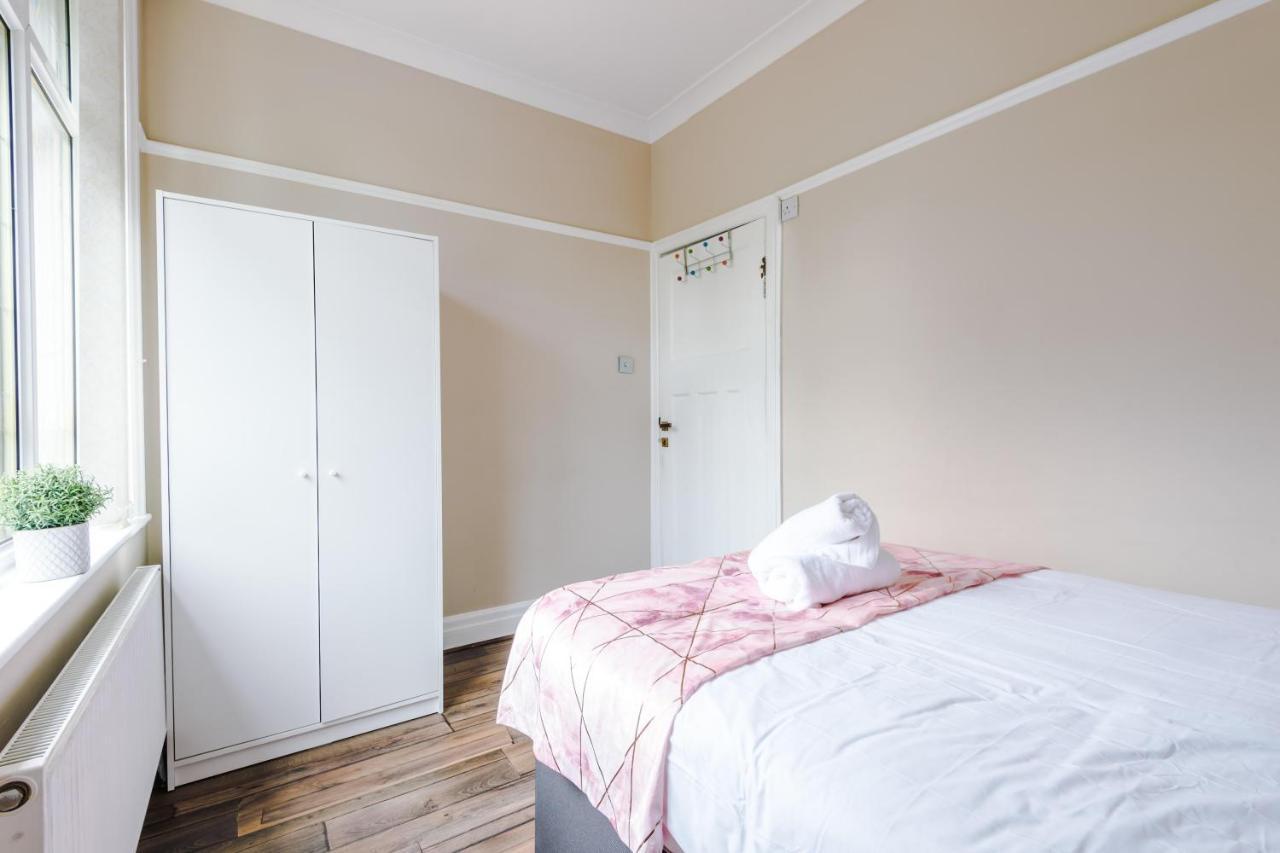 Luxurious Suburban 6 Bedroom 3 Bathroom Home Vakantiehuis