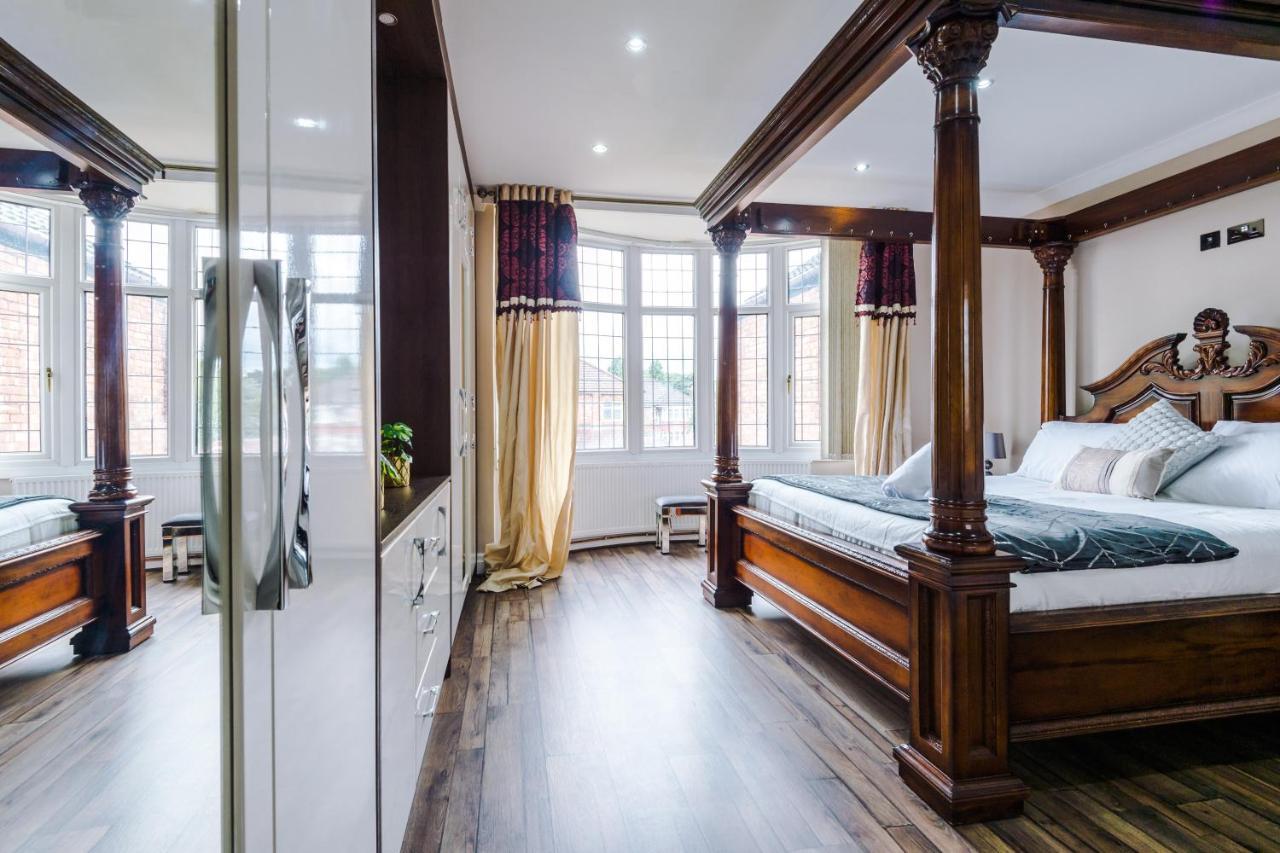 Vakantiehuis Luxurious Suburban 6 Bedroom 3 Bathroom Home *