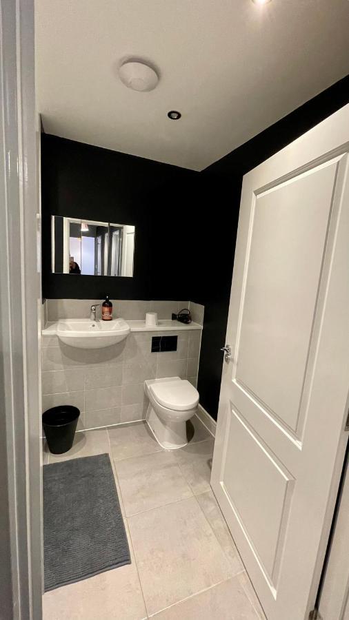 Residential Non Party Modern 2 King Bedroom Flat With Free Parking