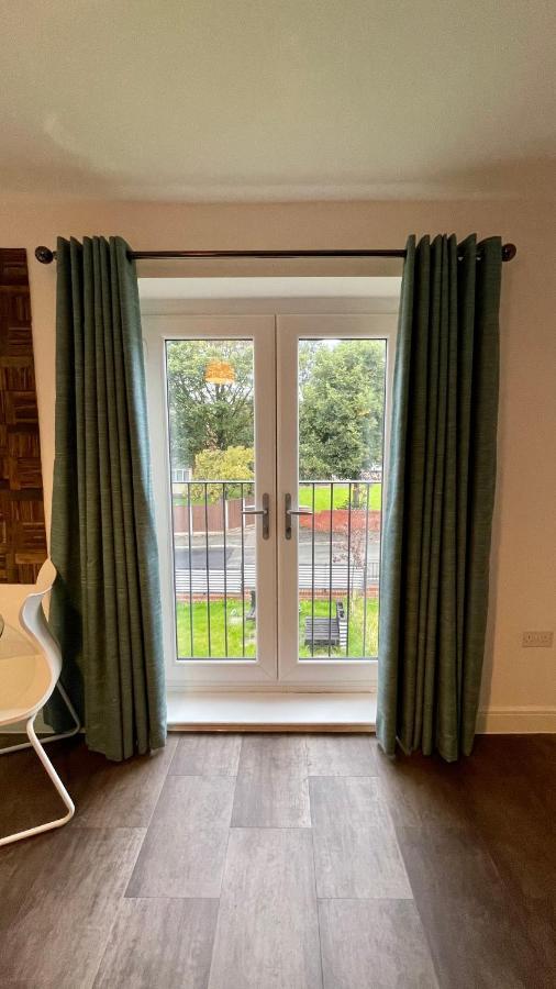 Residential Non Party Modern 2 King Bedroom Flat With Free Parking Apartment *