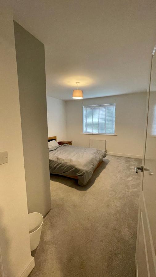 Residential Non Party Modern 2 King Bedroom Flat With Free Parking Apartment *