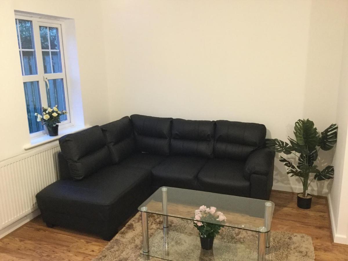 Quiet Residential Area Within Easy Reach Of Town Apartment *