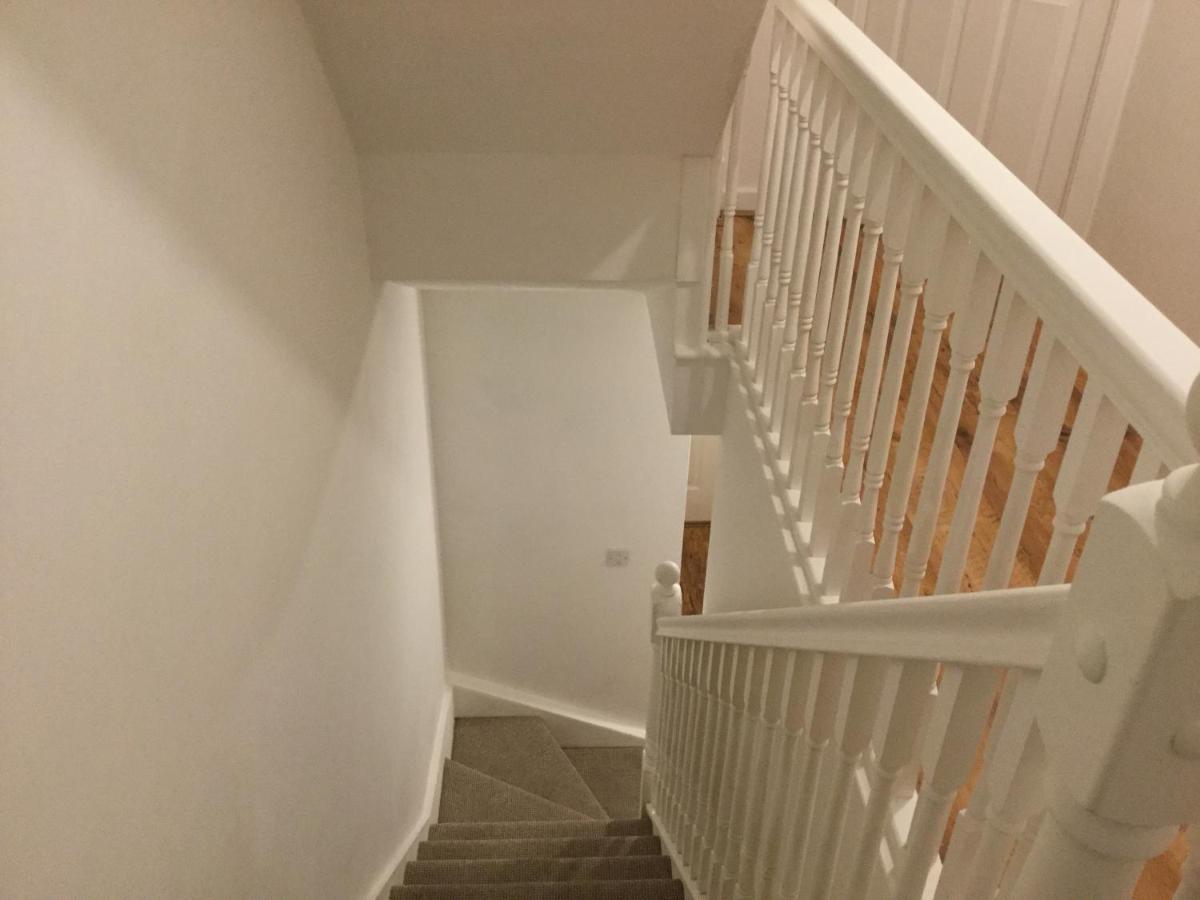 Apartment Quiet Residential Area Within Easy Reach Of Town *