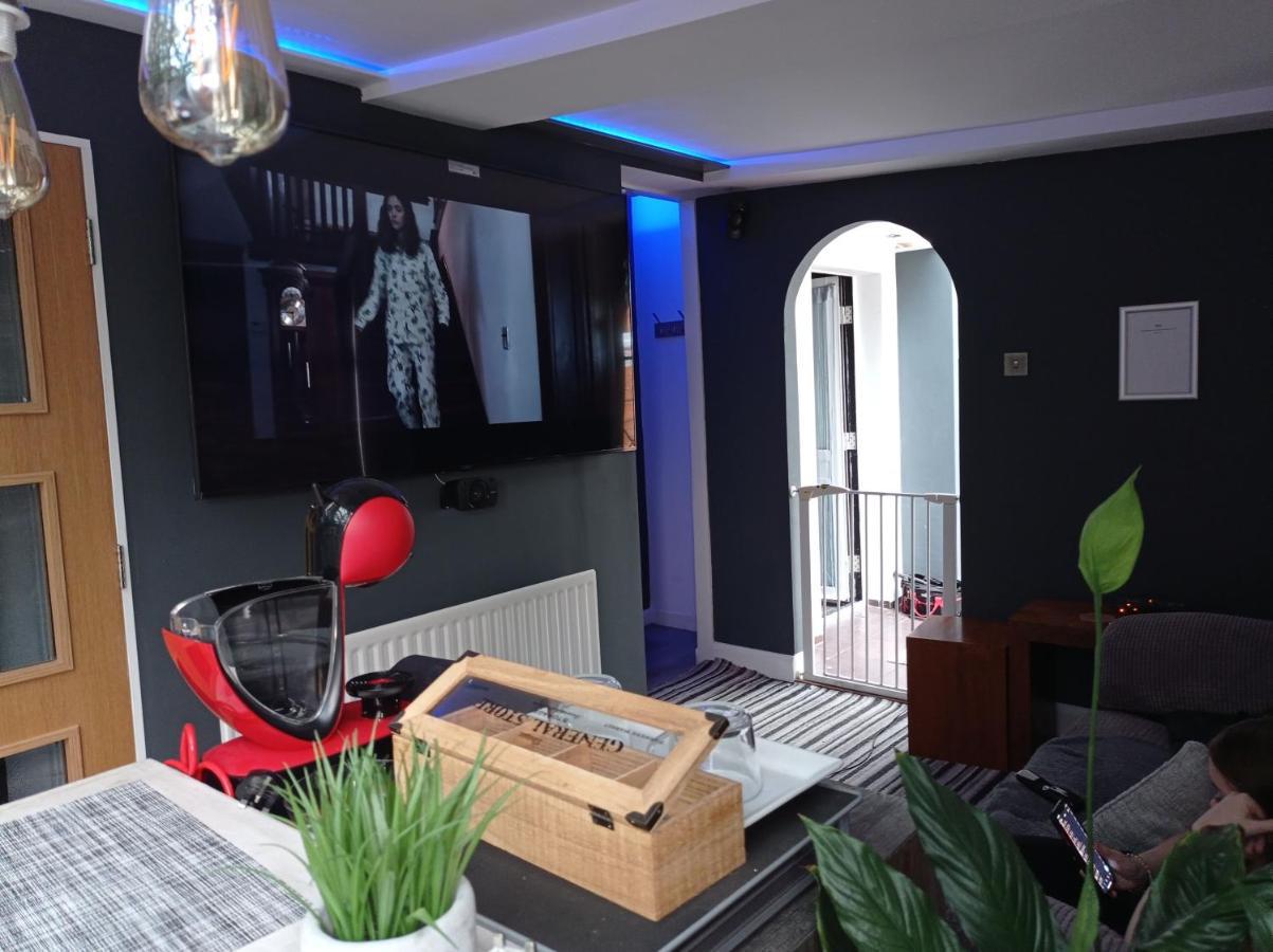 Apartment Movie Nights And Chill *