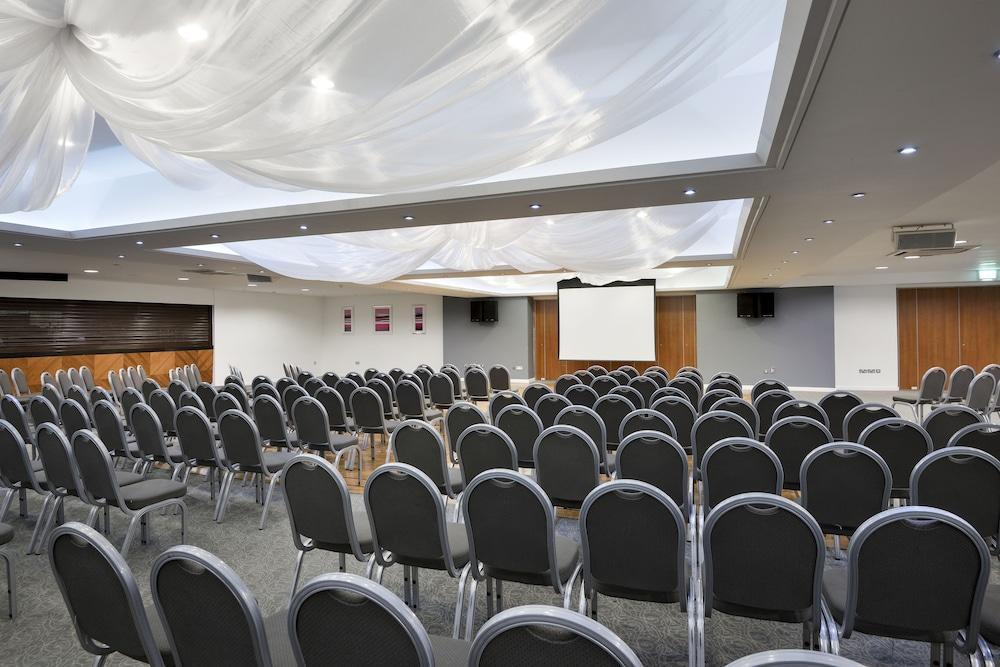 Holiday - - Oldham By Ihg Hotel Manchester