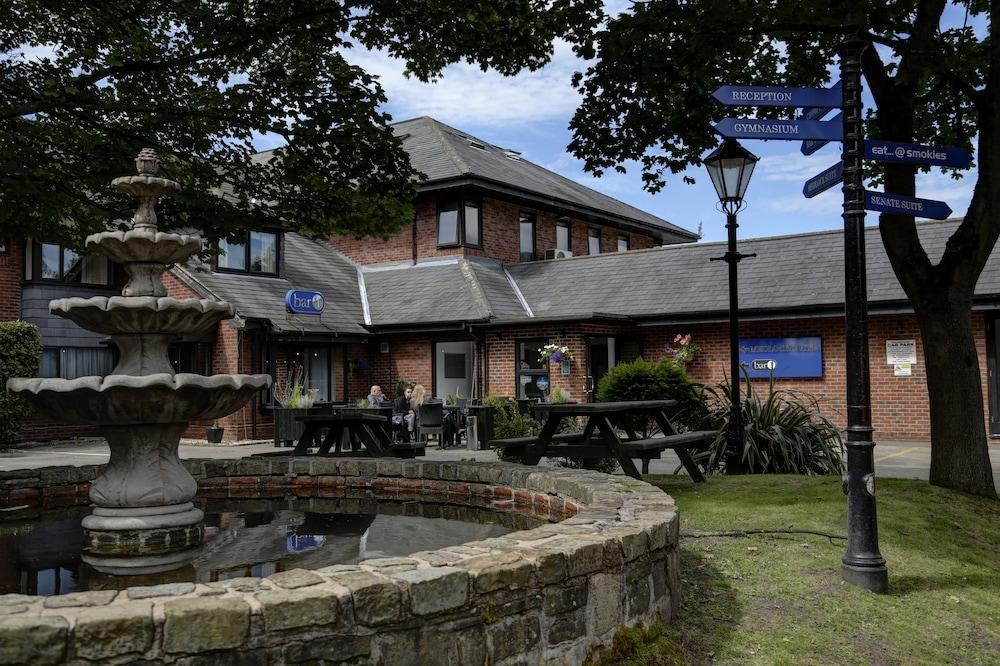 Hotel Holiday - - Oldham By Ihg Manchester
