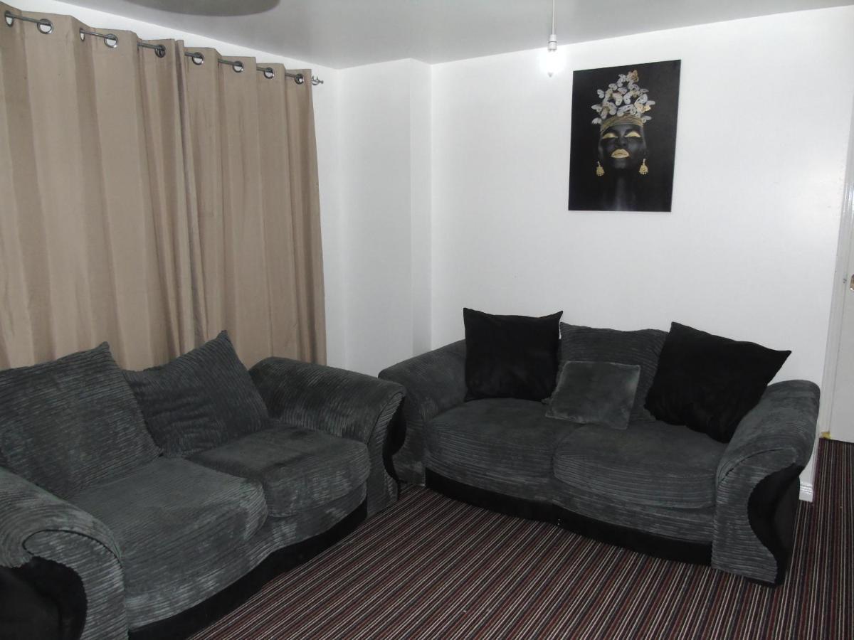 Larch Gardens 2 Bedroom Flat Appartement *