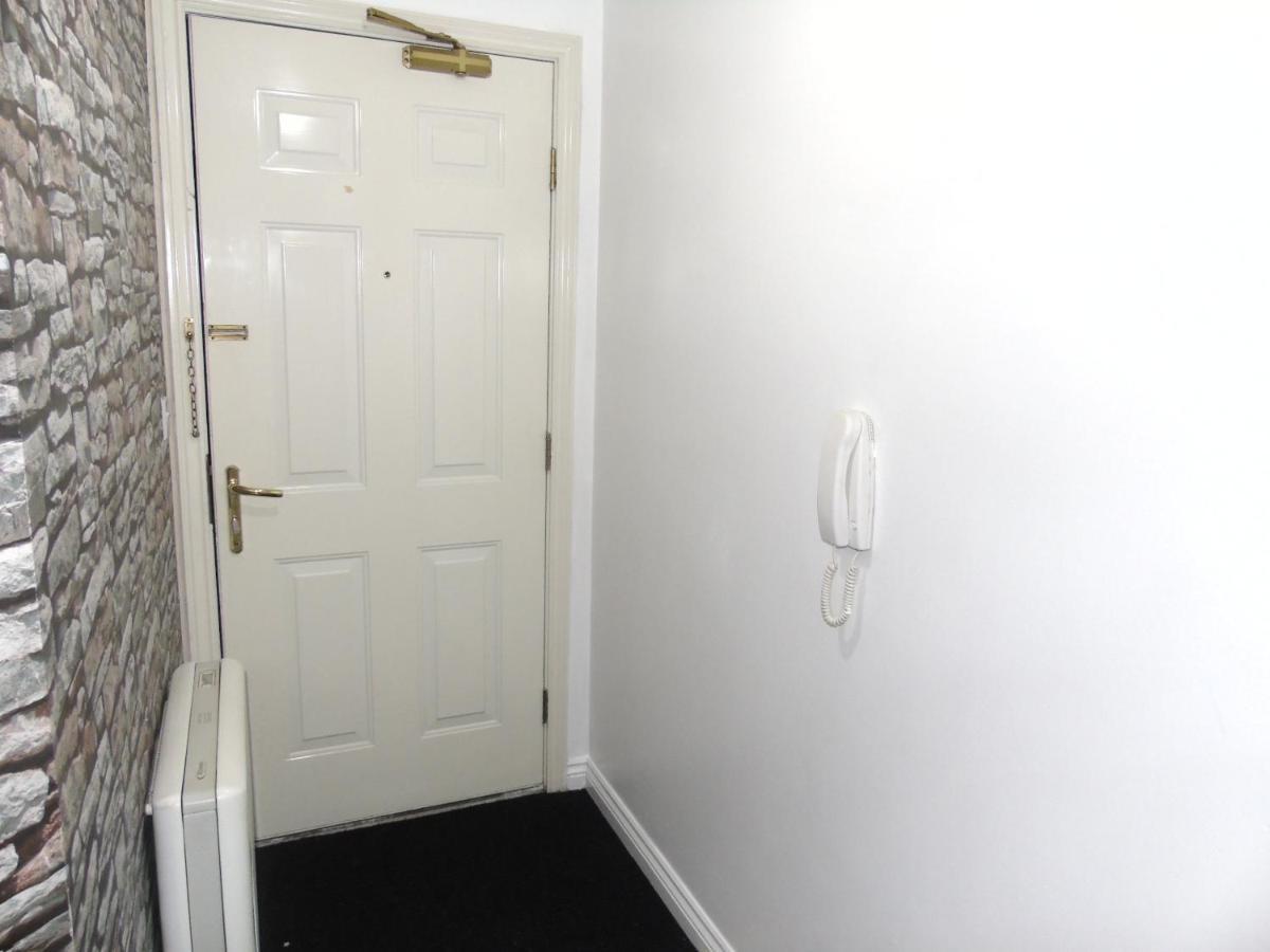 Larch Gardens 2 Bedroom Flat Appartement *