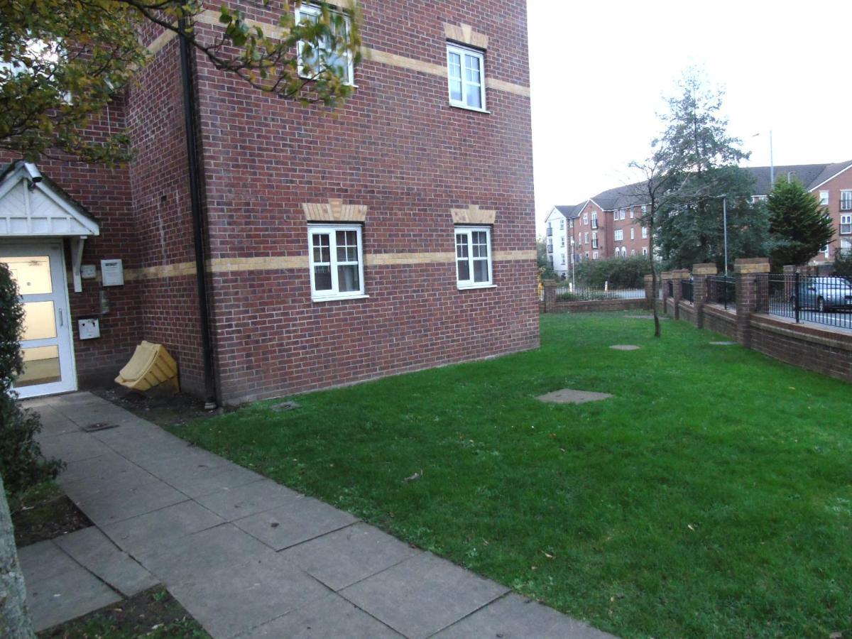 Larch Gardens 2 Bedroom Flat * Manchester