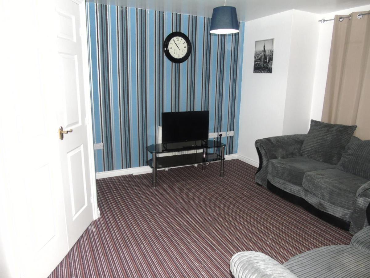 Larch Gardens 2 Bedroom Flat *