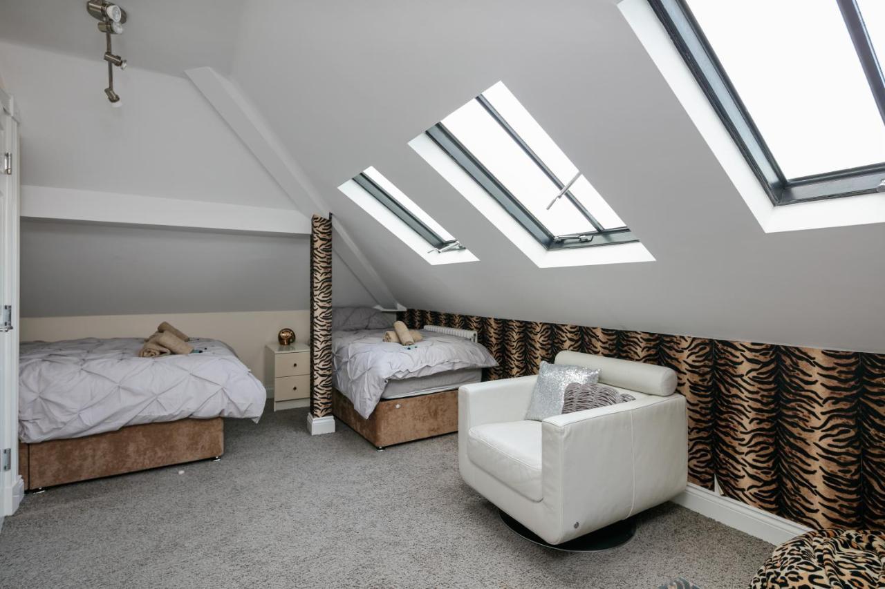 The Finney - Gorgeous, Chic 3 Bedroom House Manchester