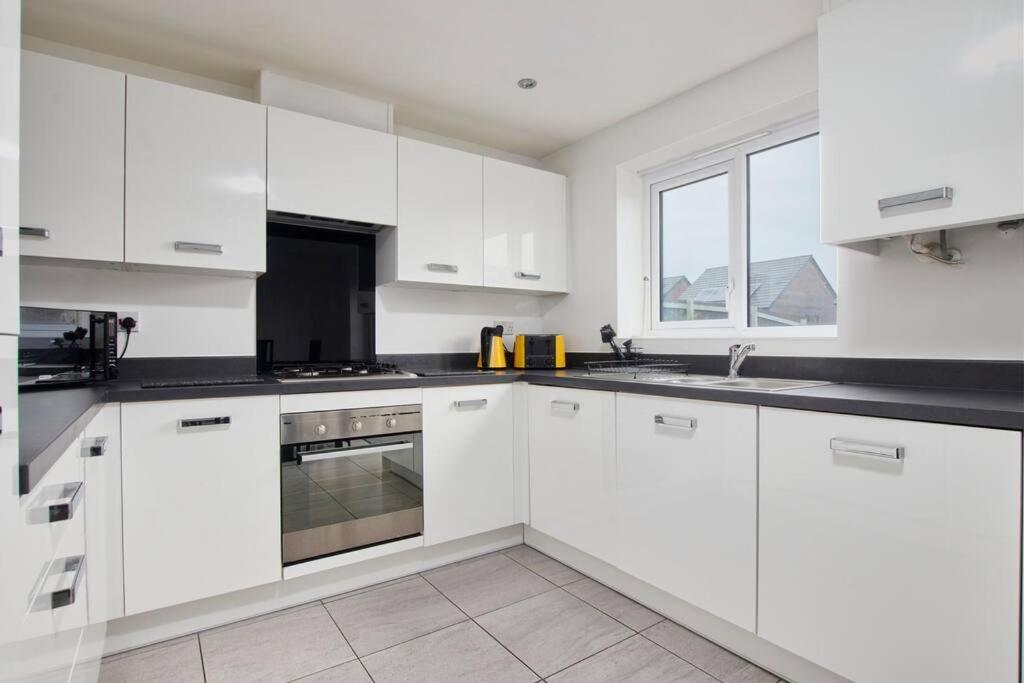 Elegant 4 Bedroom House - Parking - Garden * Manchester