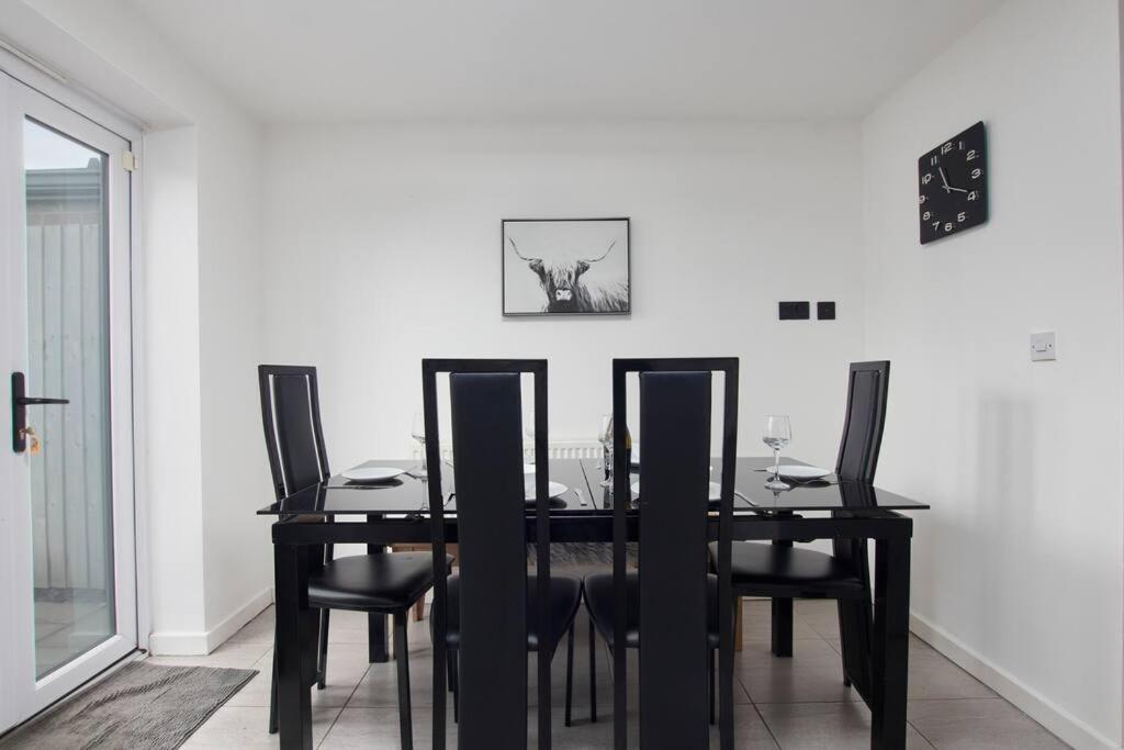 Elegant 4 Bedroom House - Parking - Garden * Manchester