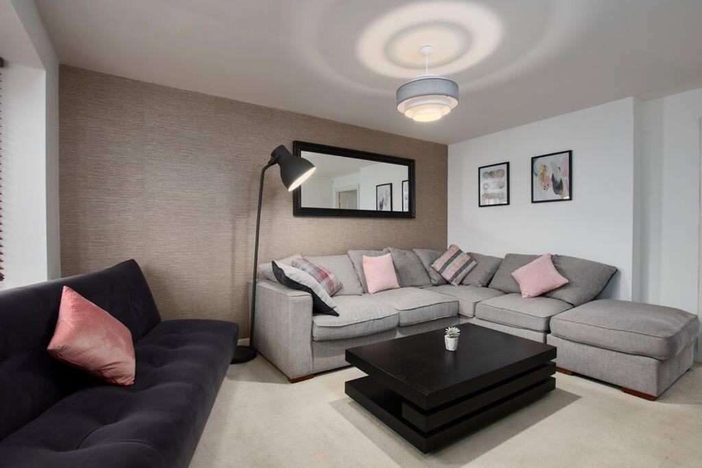 Elegant 4 Bedroom House - Parking - Garden * Manchester