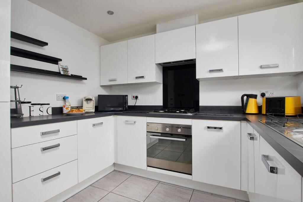 Elegant 4 Bedroom House - Parking - Garden