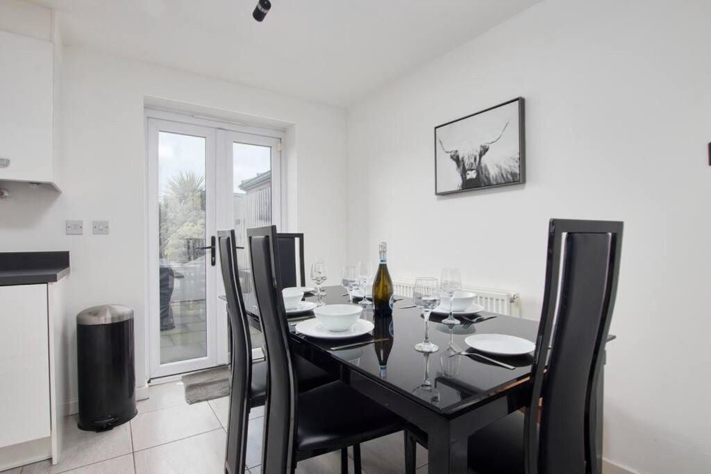 Elegant 4 Bedroom House - Parking - Garden