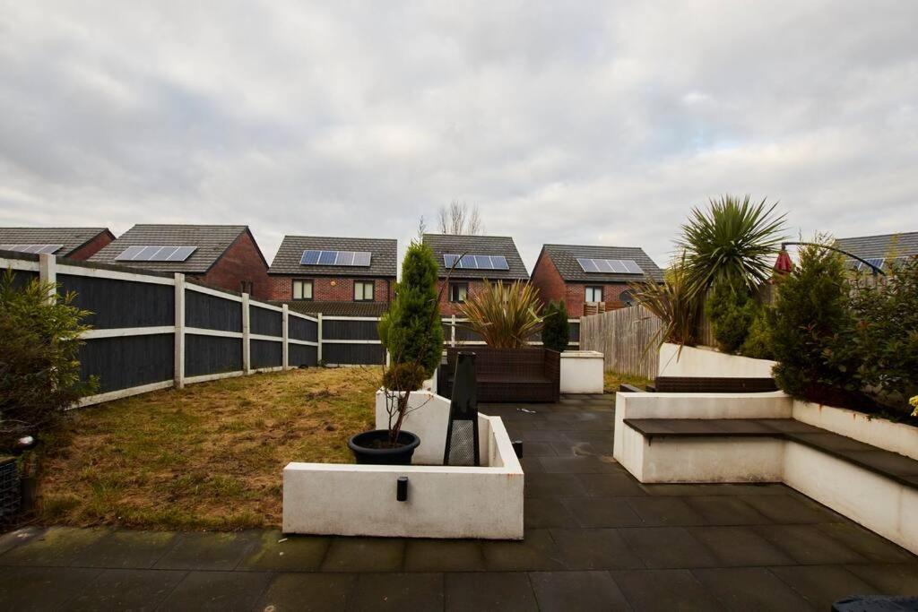 Elegant 4 Bedroom House - Parking - Garden Apartment Manchester