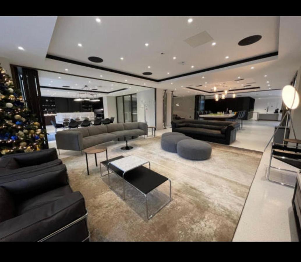 Luxurious Centre 2 Bed Apartment *