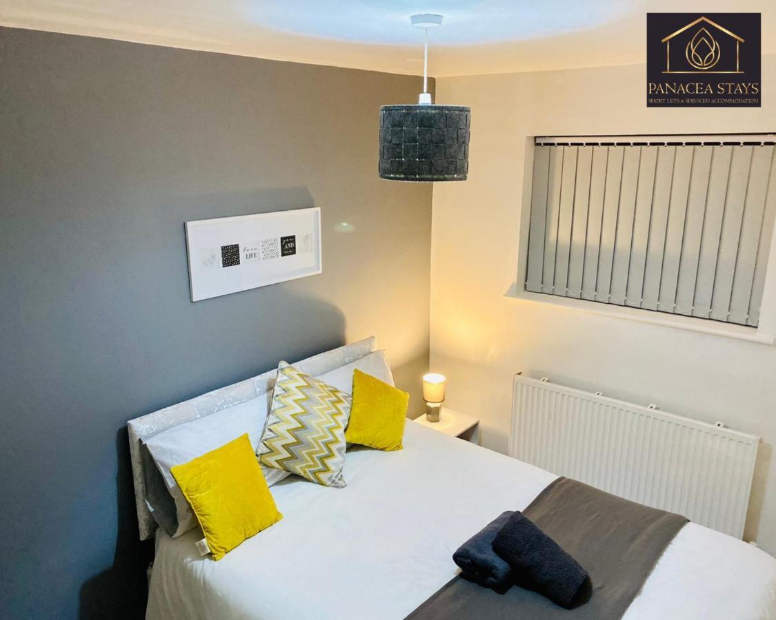 Lovely 1 Bed House Share! Free Off Road Parking! Large Rear Garden Holiday home Manchester