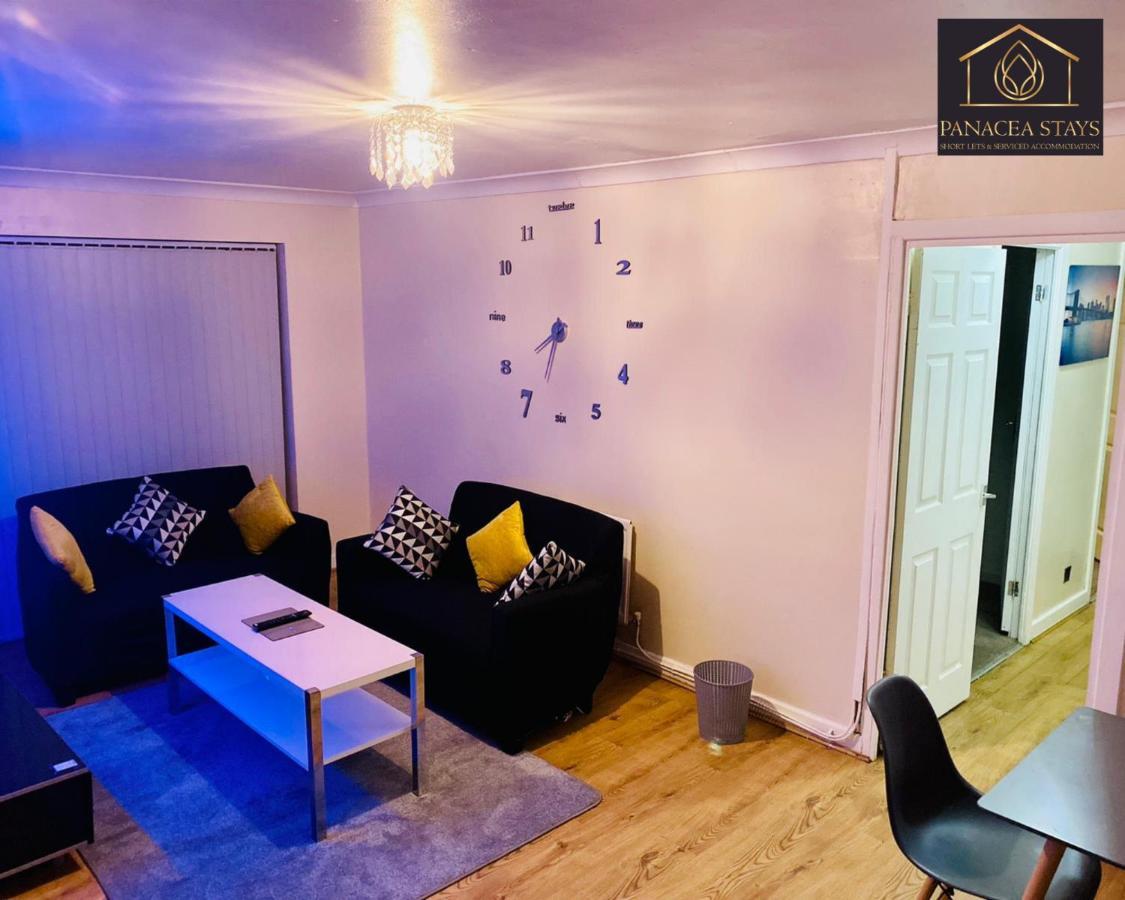 Lovely 1 Bed House Share! Free Off Road Parking! Large Rear Garden Holiday home Manchester