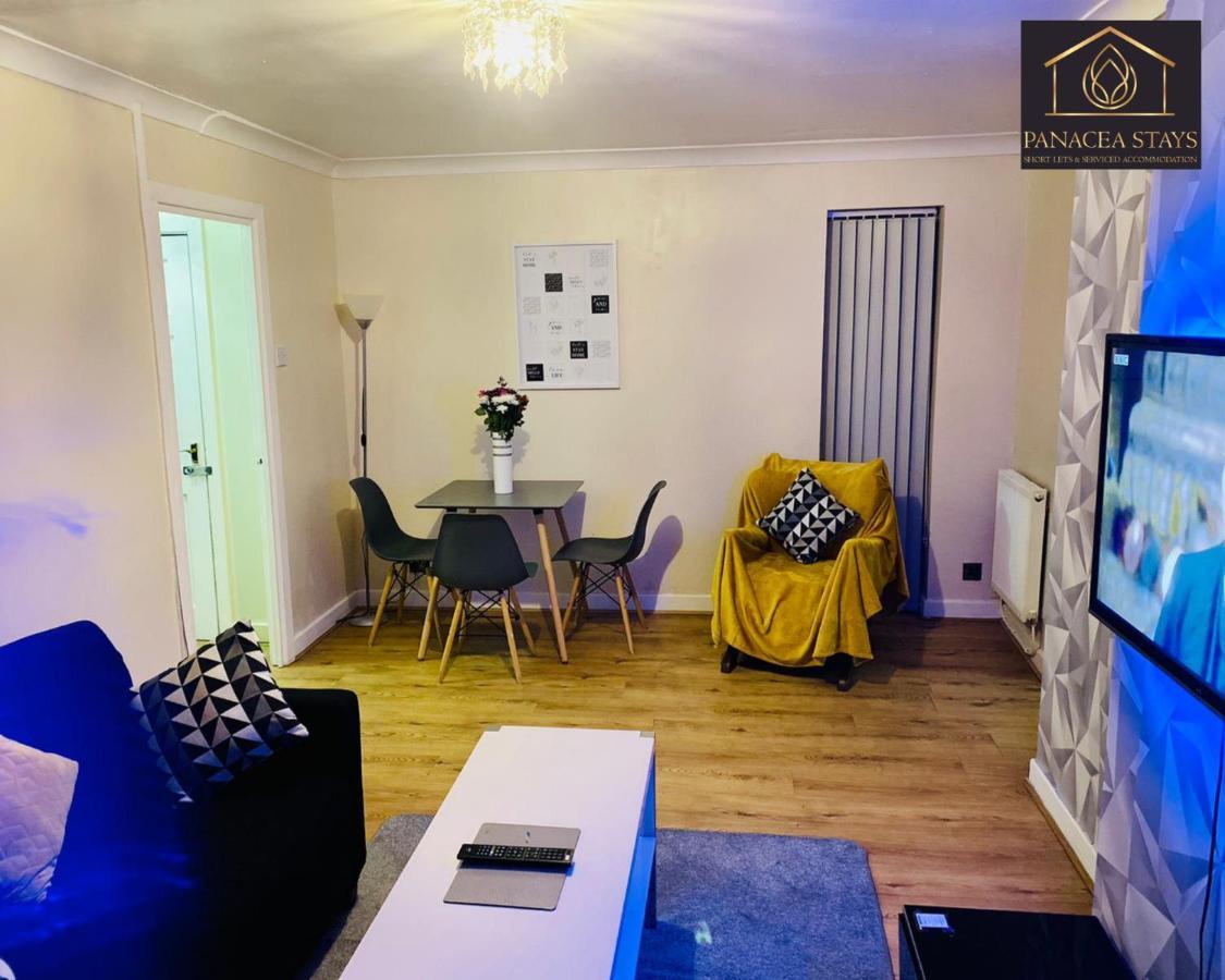 Lovely 1 Bed House Share! Free Off Road Parking! Large Rear Garden Holiday home Manchester