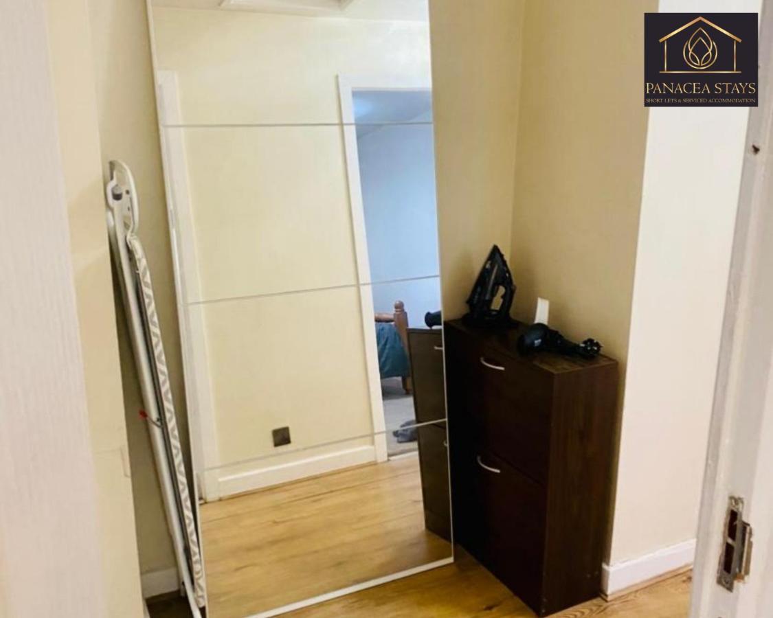 Lovely 1 Bed House Share! Free Off Road Parking! Large Rear Garden Holiday home Manchester