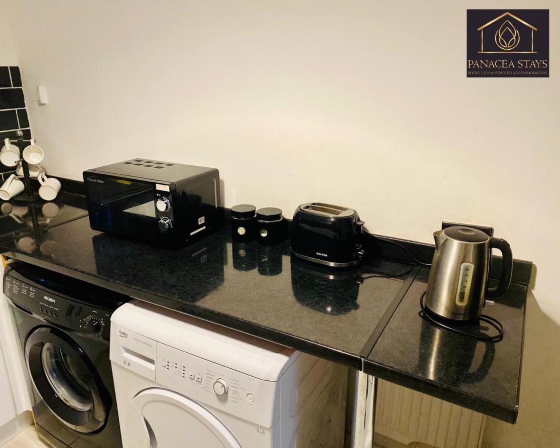 Lovely 1 Bed House Share! Free Off Road Parking! Large Rear Garden Holiday home *
