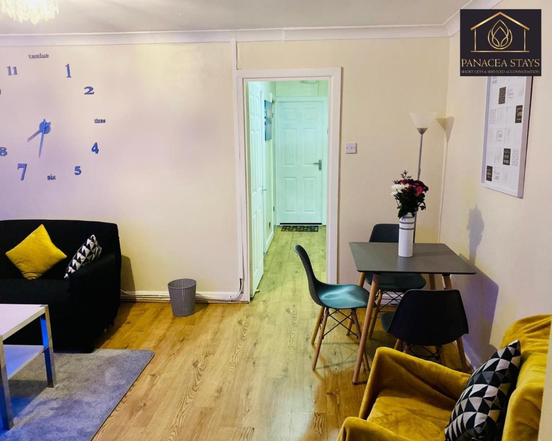 Lovely 1 Bed House Share! Free Off Road Parking! Large Rear Garden Holiday home Manchester