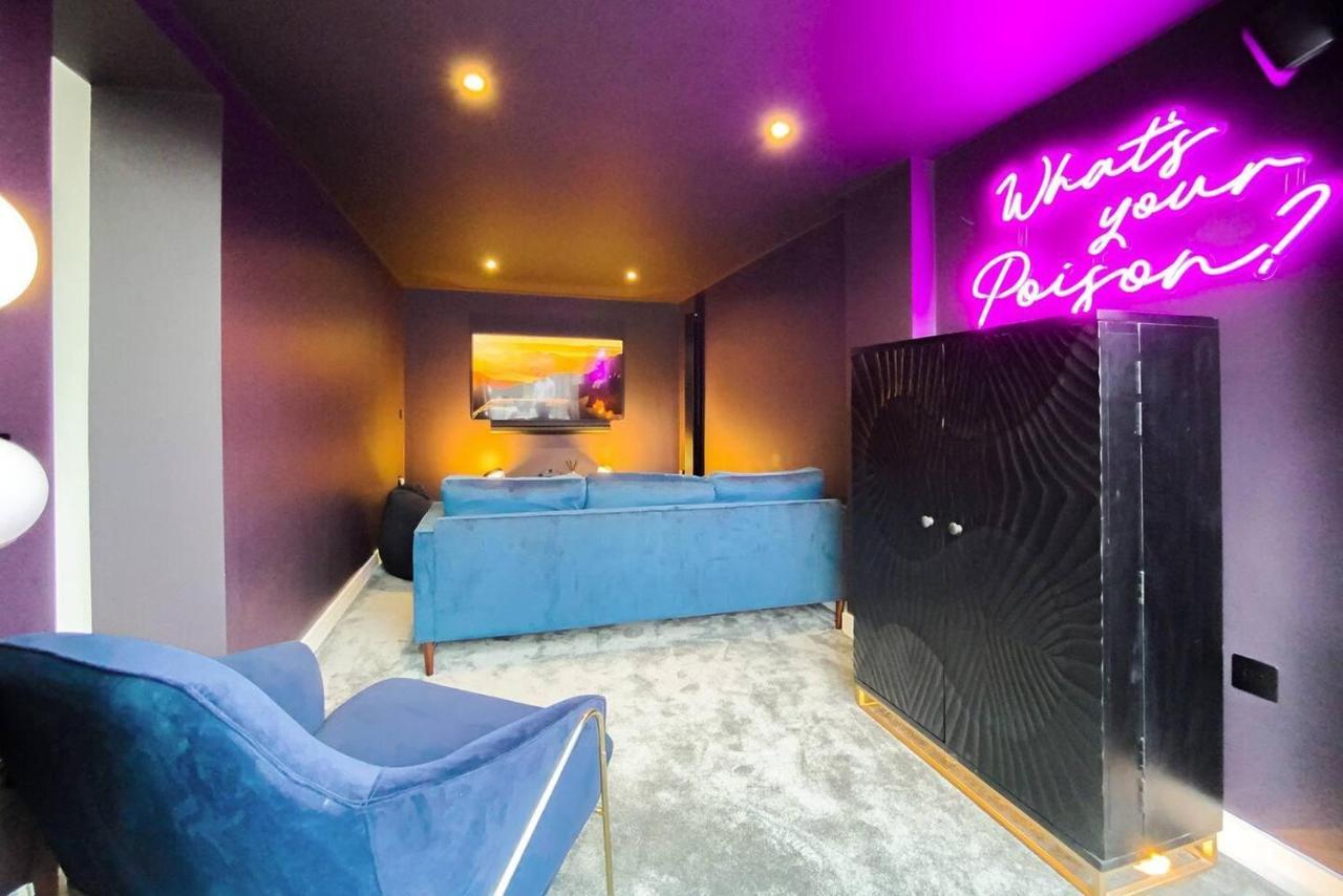 Stunning 4 Bed House With Cinema & Parking Manchester
