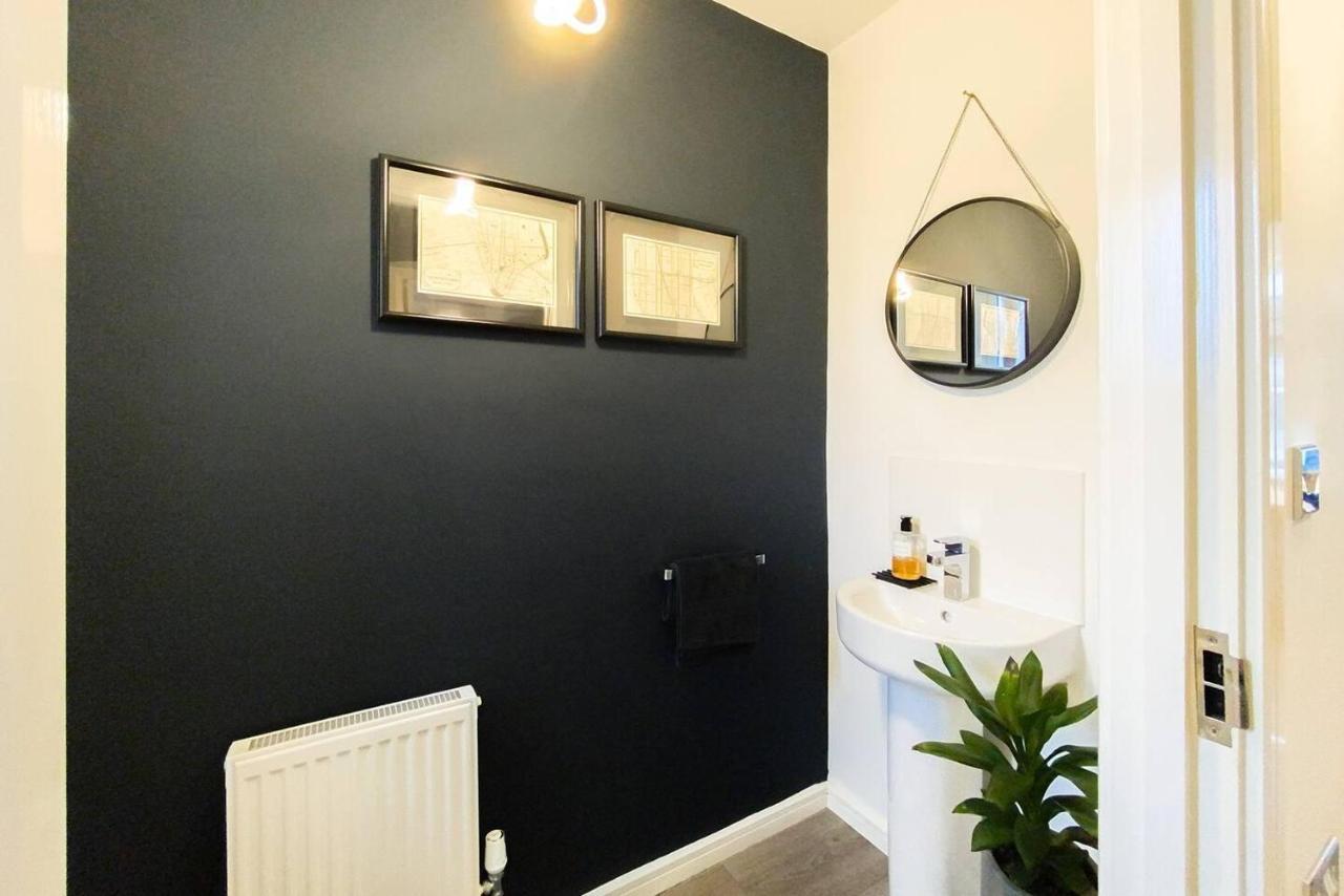 Stunning 4 Bed House With Cinema & Parking * Manchester