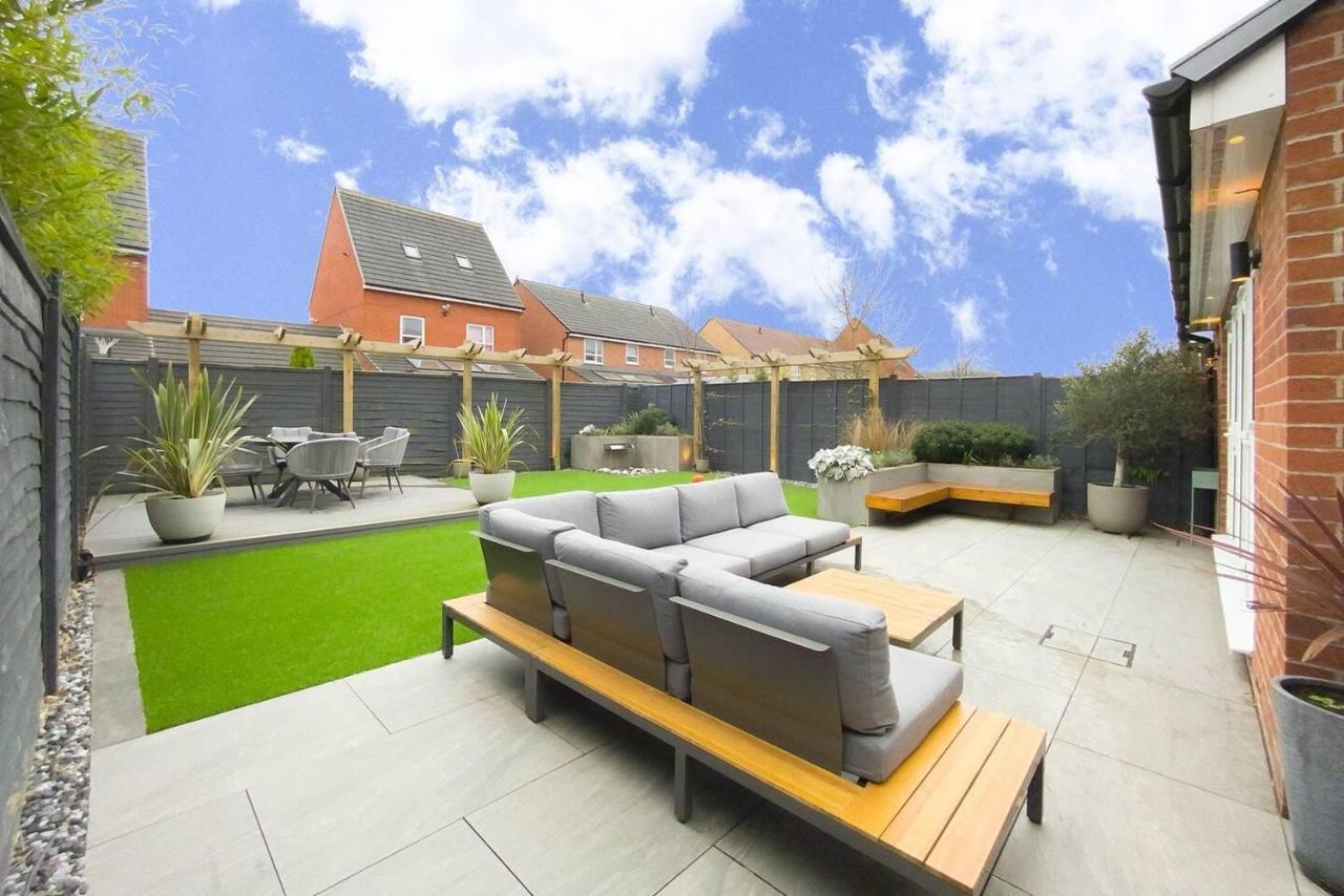 Vakantiehuis Stunning 4 Bed House With Cinema & Parking