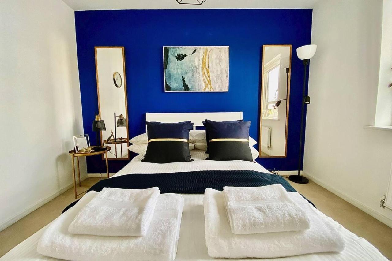 Stunning 4 Bed House With Cinema & Parking *