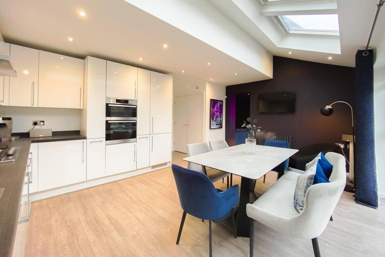 Stunning 4 Bed House With Cinema & Parking * Manchester