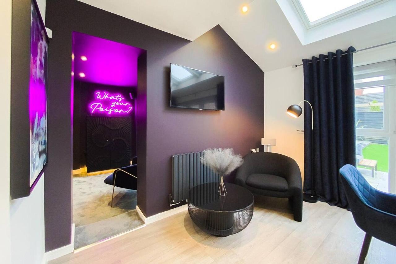 Stunning 4 Bed House With Cinema & Parking *