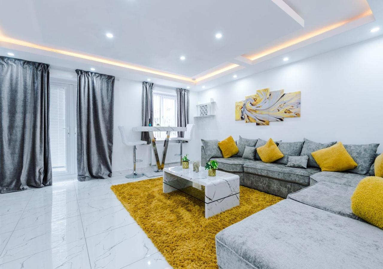 Luxury 3 Bedroom House Close To Center