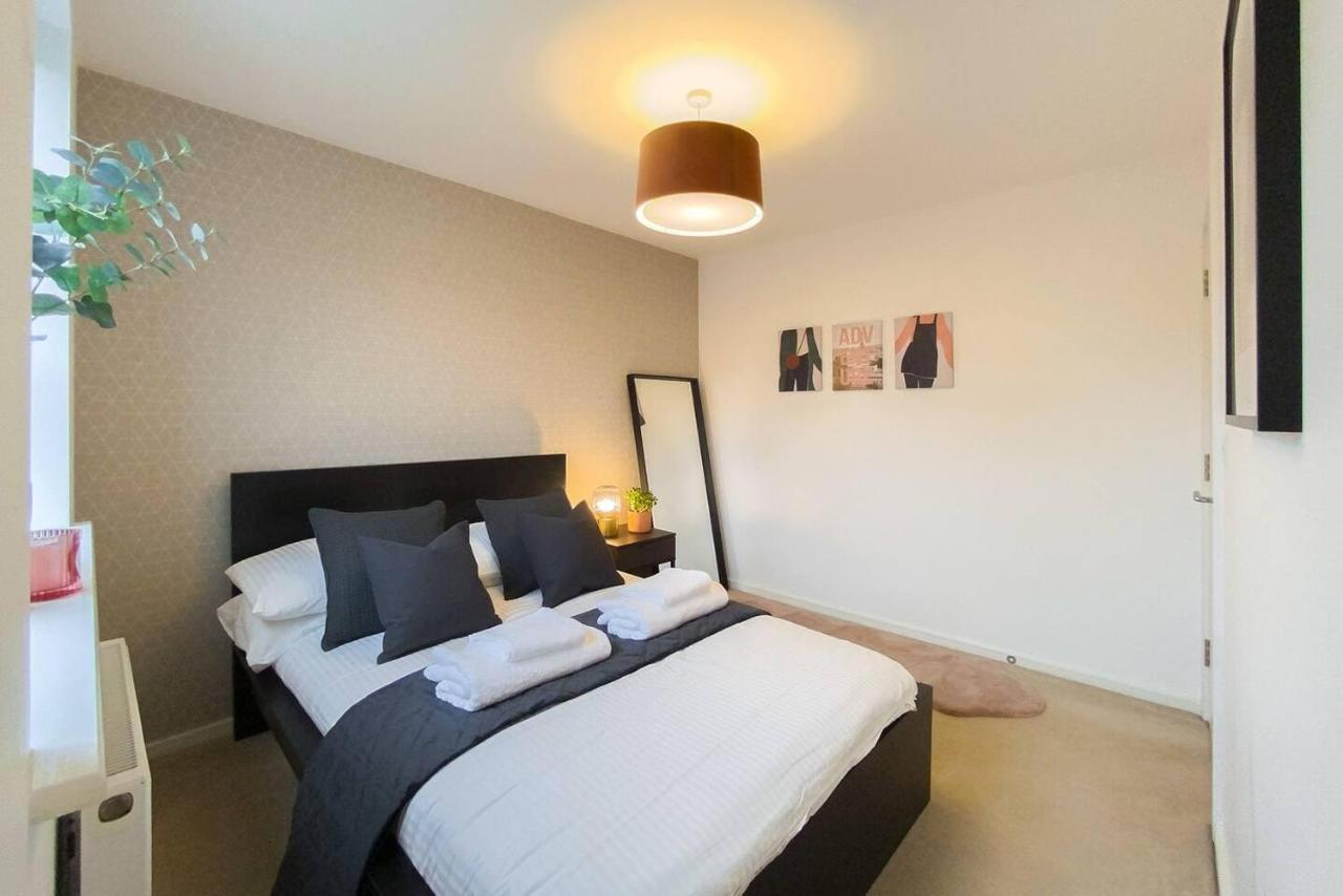 Vakantiehuis Stunning 4 Bed House With Cinema & Parking