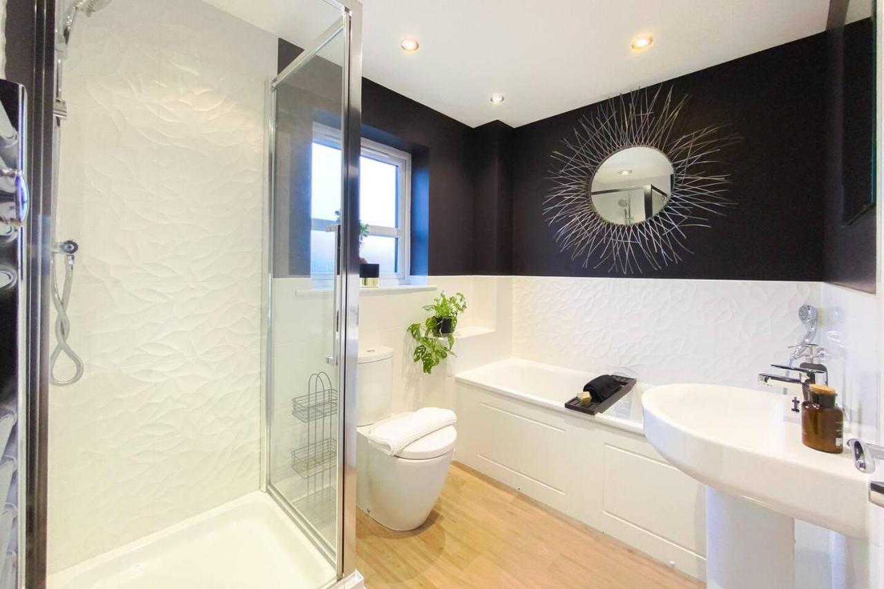 Stunning 4 Bed House With Cinema & Parking * Manchester