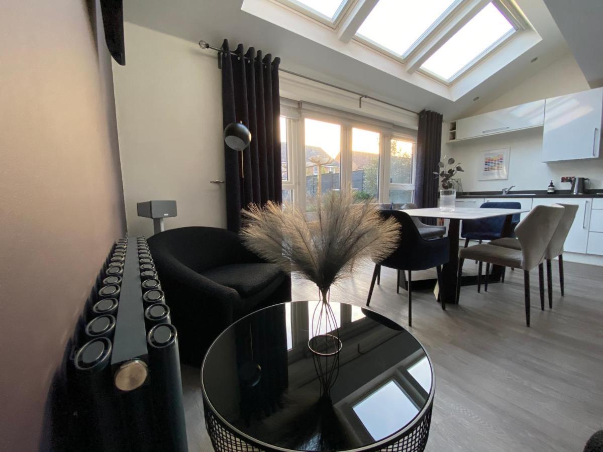 Stunning 4 Bed House With Cinema & Parking Vakantiehuis *