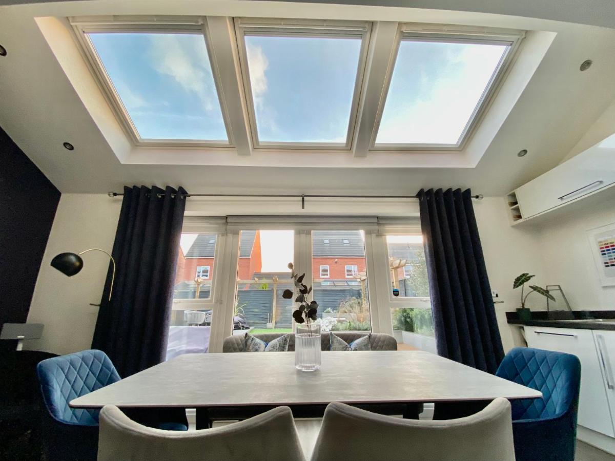 Vakantiehuis Stunning 4 Bed House With Cinema & Parking